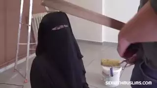 الفتاة المسلمة تتأرجح مع رسام كسول